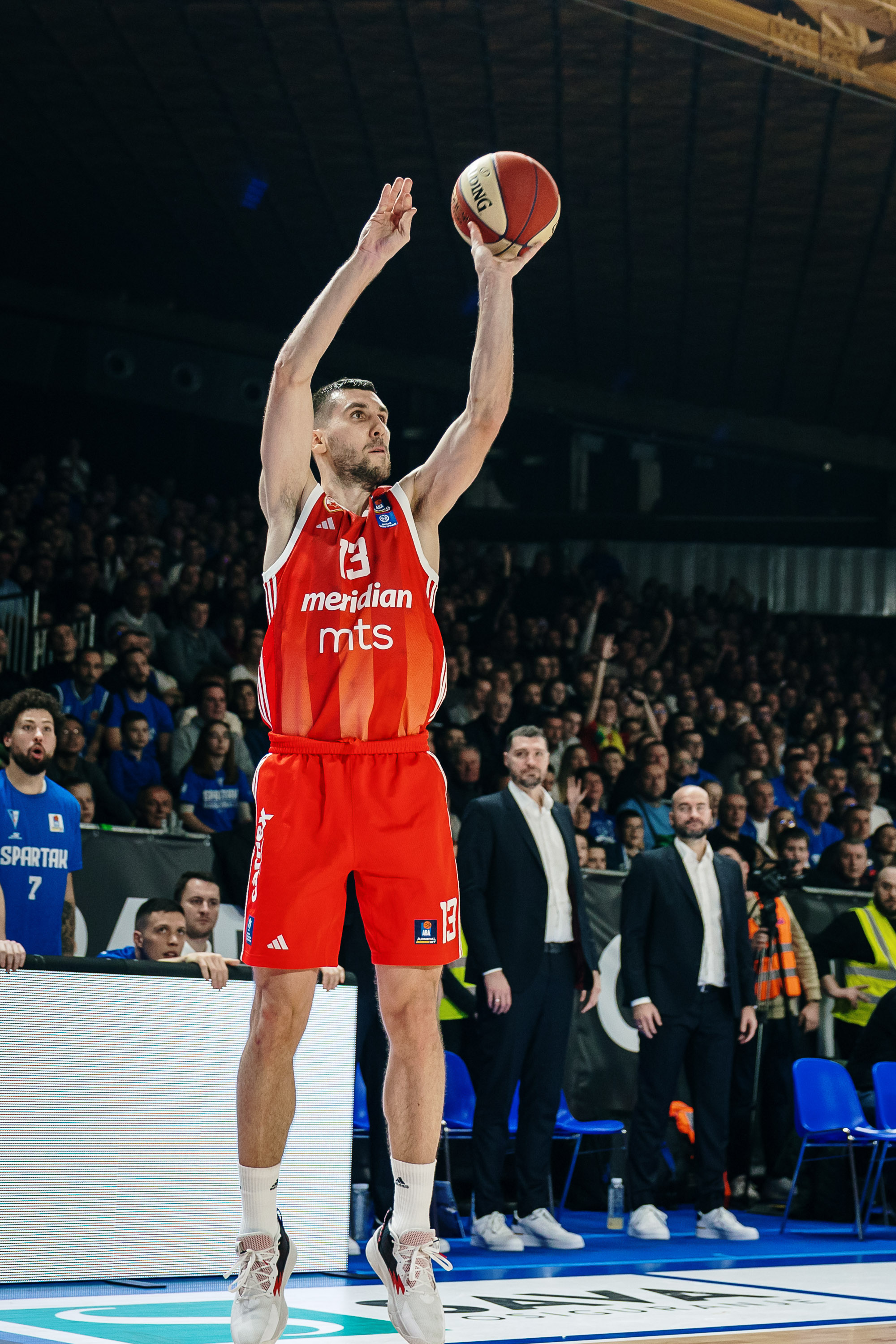 Ognjen Dobrić šutira trojku za Crvenu zvezdu